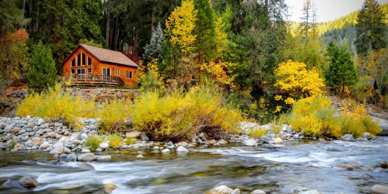 Lure Resort cabin by river in Fall Downieville